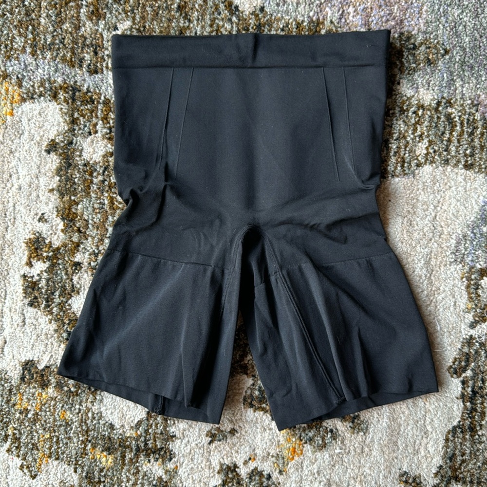 Spanx OnCore Sculpting Mid-Thigh Short